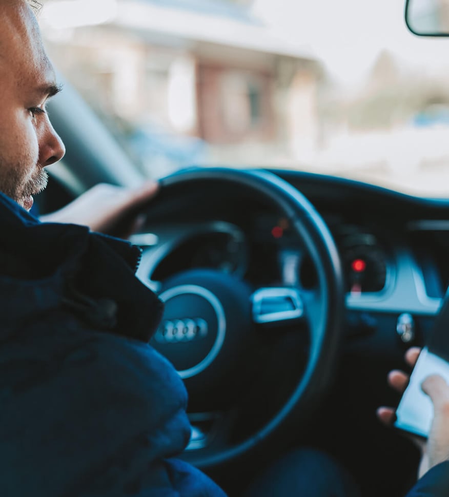 Kvinne med mobil ser på appen